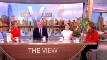 Chemisier à col noué en soie Moschino à pois porté par Alyssa Farah comme on le voit dans The View le 23 mai 2024