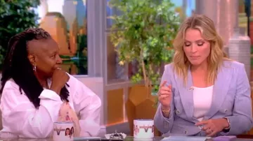 Veronica Beard Gaya Metallic Stripe Cotton Blend Dickey Jacket usada por Sara Haines como se ve en The View el 28 de mayo de 2024