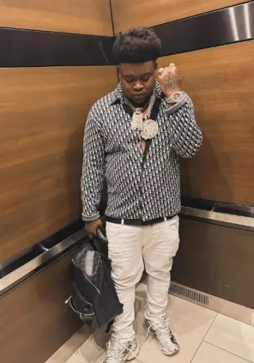 Ceinture à boucle MA noire et argentée Amiri portée par BossMan Dlow sur le compte Instagram @bossman_dlow
