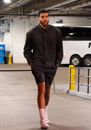 Représenter la chemise boxy à rayures gris foncé portée par Jayson Tatum sur le compte Instagram @celtics