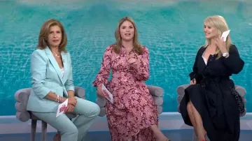 Cinq a Sept Louisa Peak Stretch Denim Blazer usado por Hoda Kotb como se ve en Today with Hoda & Jenna el 28 de mayo de 2024