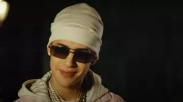 Gorro ligero blanco leche de Rick Owens usado por Cris MJ en Cris MJ - SI NO ES CONTIGO (Video Oficial)