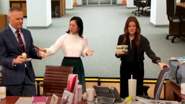 Falda Reiss Marlie usada por Sara Jane Ho como se ve en The Drew Barrymore Show el 28 de mayo de 2024