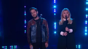 Vestido Celine con cuello y puños conrasados usado por Kelly Clarkson como se ve en The Kelly Clarkson Show el 28 de mayo de 2024