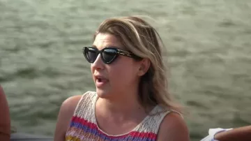 Lunettes Dior Eyewear Lunettes de soleil DiorSignature B2U Cat-Eye portées par Janet Caperna comme on le voit dans The Valley (S01E09)