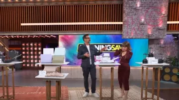 Falda midi cruzada de gamuza sintética Elie Tahari usada por Kelly Clarkson como se ve en The Kelly Clarkson Show el 28 de mayo de 2024