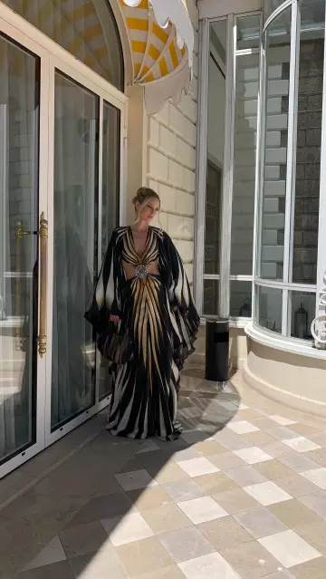 Roberto Cavalli Vestido largo con mangas de capa con corte de joya y caracola usado por Leonie Hanne en su publicación de Instagram el 25 de mayo de 2024