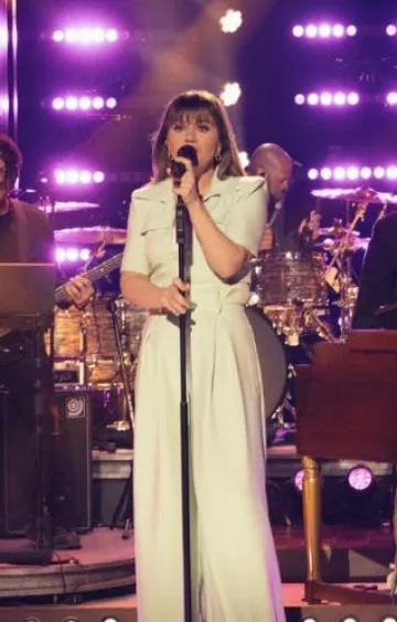 Pantalones de pierna ancha Asos Luxe Paperbag usados por Kelly Clarkson en The Kelly Clarkson Show 5.143 el 21 de mayo de 2024