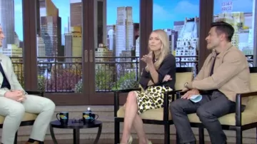 Jupe midi en jacquard Lanvin portée par Kelly Ripa comme on le voit en LIVE avec Kelly et Mark le 28 mai 2024
