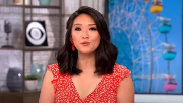 Robe midi portefeuille à manches fleuries et à volants loft portée par Nancy Chen telle que vue dans CBS Mornings le 24 mai 2024