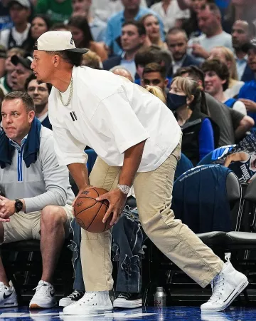 Dior Beige Dior Couture Carpenter Pants usado por Patrick Mahomes en la cuenta de Instagram @blitzfits