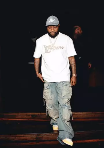 Sombrero Louis Vuitton Blue Damier Denim Rope-LV usado por Davido en la cuenta de Instagram @davido