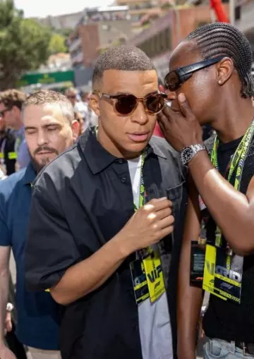 Vestuario de Kylian Mbappé: Camisa cuadrada negra Nike con botones usada en el Gran Premio de Mónaco 2024