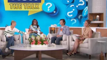 Saint Laurent LA 16 Mules usado por Natalie Morales como se ve en The Talk el 15 de mayo de 2024