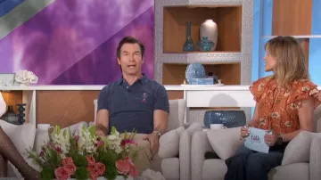 Haut Ulla Johnson Annie en Amaryllis porté par Natalie Morales comme on le voit dans The Talk le 16 mai 2024