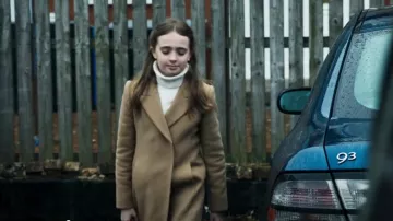 Abrigo largo Harlow para niños de Reiss usado por Sammy Rebus (Mia McKenzie) como se ve en Rebus (T01E01)