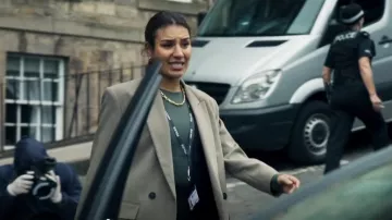 Nouveau look vert foncé à manches longues et col rond porté par DC Siobhan Clarke (Lucie Shorthouse) comme on le voit dans Rebus (S01E01)