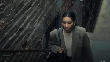 Body de cuello alto con manga casquillo y cuello alto de Asos Design en rosa claro usado por DC Siobhan Clarke (Lucie Shorthouse) como se ve en Rebus (S01E02)