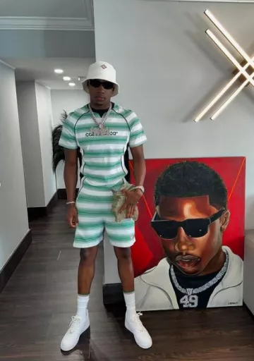 Sombrero de pescador Casablanca y roja con diamantes CC usado por Rob49 en la cuenta de Instagram @rob49up