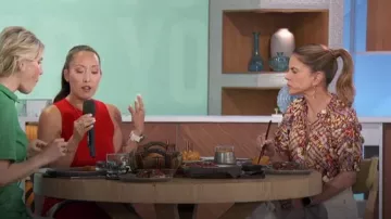 Haut Ulla Johnson Annabella en Pansy porté par Natalie Morales comme on le voit dans The Talk le 23 mai 2024