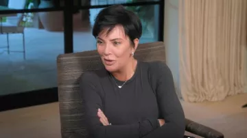 Haut à manches longues Skims porté par Kris Jenner comme on le voit dans The Kardashians (S05E02)