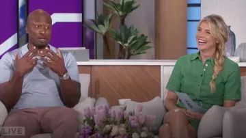 Mini-robe-chemise en jean ceinturée Shoshanna Archie portée par Amanda Kloots comme on le voit dans The Talk le 23 mai 2024