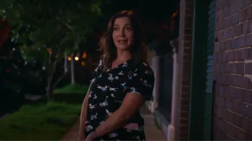 Uniform Advantage Butter-Soft Originals Playful Dachshunds Top de gommage imprimé à col en V incurvé à 7 poches pour femmes porté par Yvette (Annie Maynard) comme on le voit dans Colin de Accounts (S02E01)