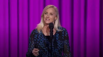 Top Mackenzie de Diane von Furstenberg en bleu chaîne pliée porté par Nancy Morgan tel que vu dans The Talk le 24 mai 2024