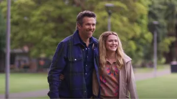 La chemise utilitaire en sergé de la vallée pour hommes de The North Face portée par Gordon (Patrick Brammall) comme on le voit dans Colin de Accounts (S02E01)