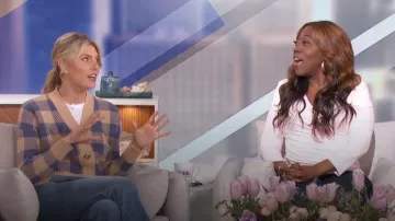 Mother The Duster Skimp Cuffed Straight Leg Jeans usado por Amanda Kloots como se ve en The Talk el 24 de mayo de 2024