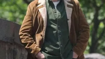 Atuendos de la serie de televisión de Eric: Benedict Cumberbatch usa una chaqueta marrón de oveja para interpretar a Vincent en el episodio 6 de la temporada 1