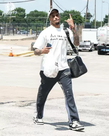 Louis Vuitton White & Black Denim LV Trainer Sneakers usadas por Paul Jamaine Washington Jr. en la cuenta de Instagram @dallasmavs