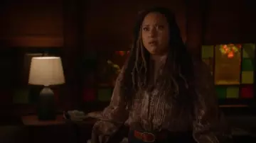 Lafayette 148 New York Pintuck Band Collar Top usado por Karen Wilson (Tracie Thoms) como se ve en 9-1-1 (S07E10)