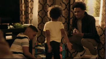 Sneaker Nike Court Vision Low Next Nature portée par Damien (Brett Gray) comme on le voit dans The Chi (S06E11)