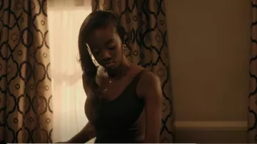 Débardeur corset en maille aérographe Alo Yoga porté par Kiesha Williams (Birgundi Baker) tel qu’on le voit dans The Chi (S06E11)