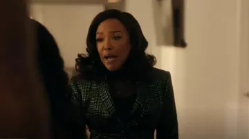 Blazer à simple boutonnage à imprimé pied-de-poule de L’Agence Chamberlain porté par Alicia (Lynn Whitfield) comme on le voit dans The Chi (S06E11)
