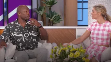 Topman Camisa abstracta de manga corta con cuello de campamento usada por Akbar Gbaja-Biamila como se ve en The Talk el 9 de mayo de 2024