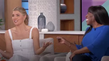 Cinq a Sept Veena Dress usado por Amanda Kloots como se ve en The Talk el 27 de mayo de 2024