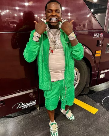 Louis Vuitton Green & White LV Skate Sneakers usado por Big Boogie en la cuenta de Instagram @big_boogie_music