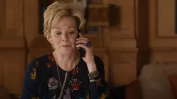 Vestido de seda de largo midi de Kobi Halperin usado por Deborah Vance (Jean Smart) como se ve en Hacks (S03E09)
