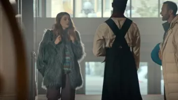 Manteau en fausse fourrure Guess Maurizia porté par Harriet Manners (Emily Carey) comme on le voit dans Geek Girl (S01E05)