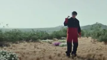 Louis Vuitton Red & Black Gradient Jeans usados por Oscar Maydon en Oscar Maydon x Junior H - Volver Al Futuro [Official Video]