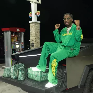 Maleta rodante Goyard Green 'Bourget PM' usada por Real Boston Richey en la cuenta de Instagram @realbostonrichey