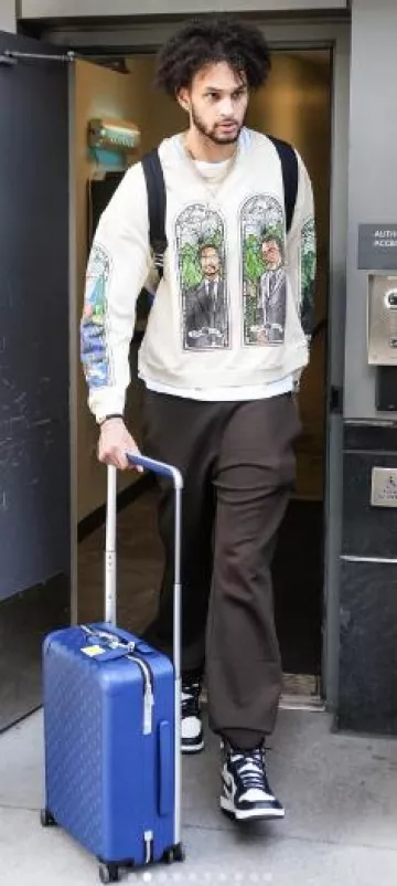 Maleta Louis Vuitton Blue Monogram Canvas 'Horizon 55' usada por Dereck Lively II en la cuenta de Instagram @dallasmavs