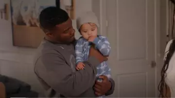 The Marathon Clothing Crenshaw Cuello redondo usado por Spencer James (Daniel Ezra) como se ve en All American (T06E10)