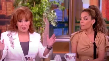 Cinq a Sept Kylie Diamond Daisies Embelleshed Jacket usado por Joy Behar como se ve en The View el 31 de mayo de 2024