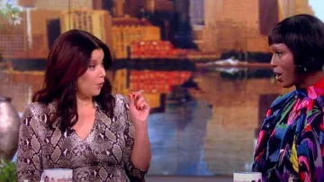 Diane von Furstenberg Abigail Robe portefeuille en jersey de soie à imprimé serpent portée par Ana Navarro comme on le voit dans The View le 3 juin 2024