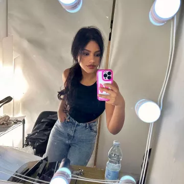 La estrella de Internet Letitia Fontana en denim de Letitia Fontana en la cuenta de Instagram @letitia_fontana