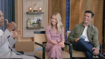 Diane von Furstenberg Abigail Robe portefeuille en voile de soie imprimée portée par Kelly Ripa telle que vue en DIRECT avec Kelly et Mark le 3 juin 2024
