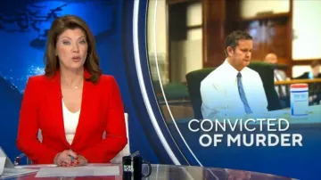 Blazer de crepé de botonadura sencilla de Alexander McQueen usado por Norah O'Donnell visto en CBS Evening News el 30 de mayo de 2024